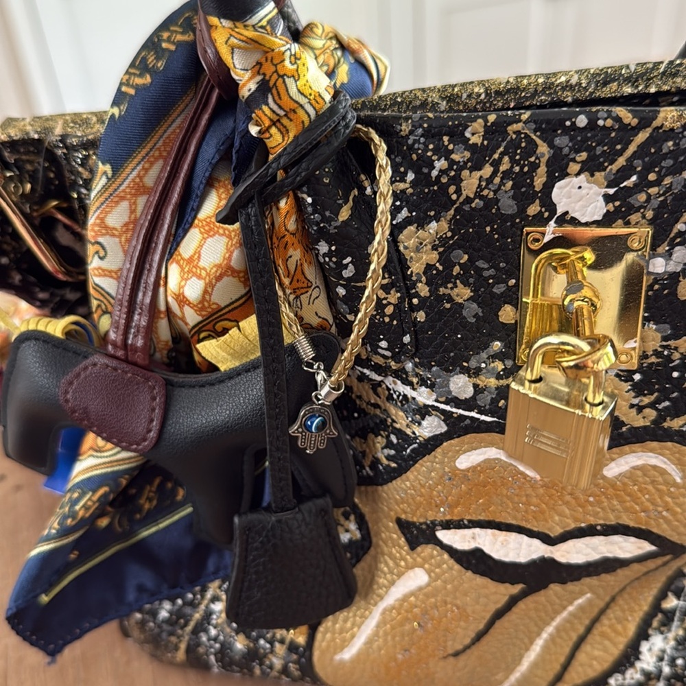 Custom painted Black and Gold Women's Handbag with lock closure - Picture 6 of 10